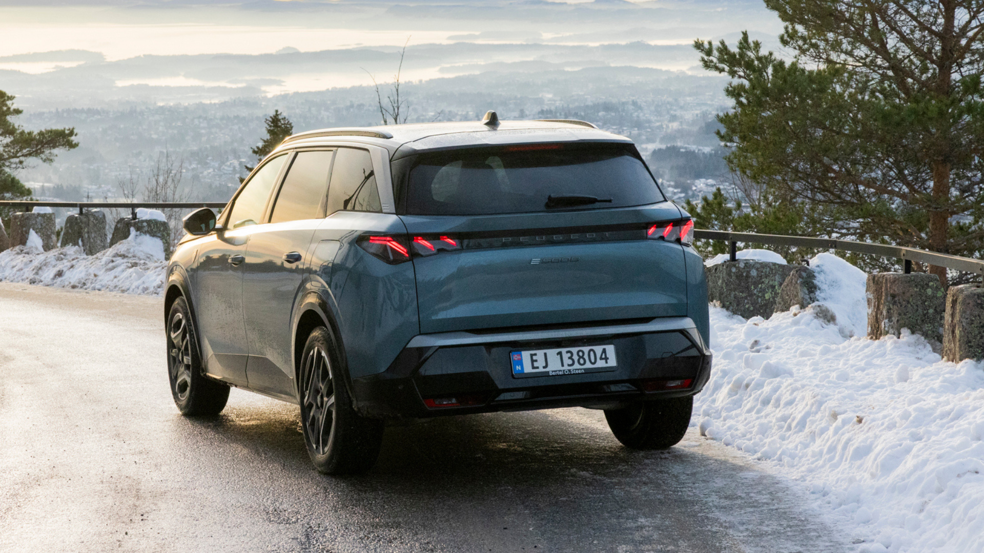 Peugeot E-5008 SUV sett bakfra