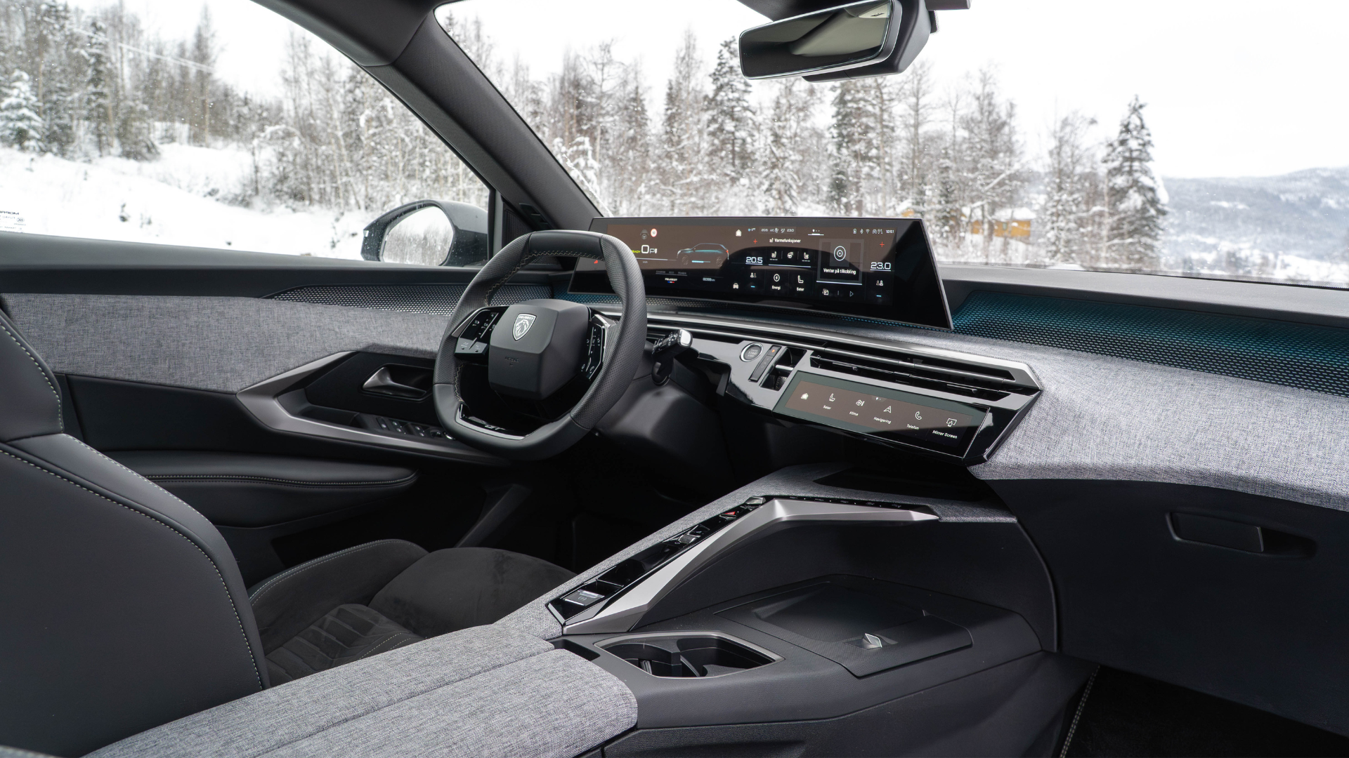 Interiør med i-Cockpit i Peugeot E-5008 SUV 4x4