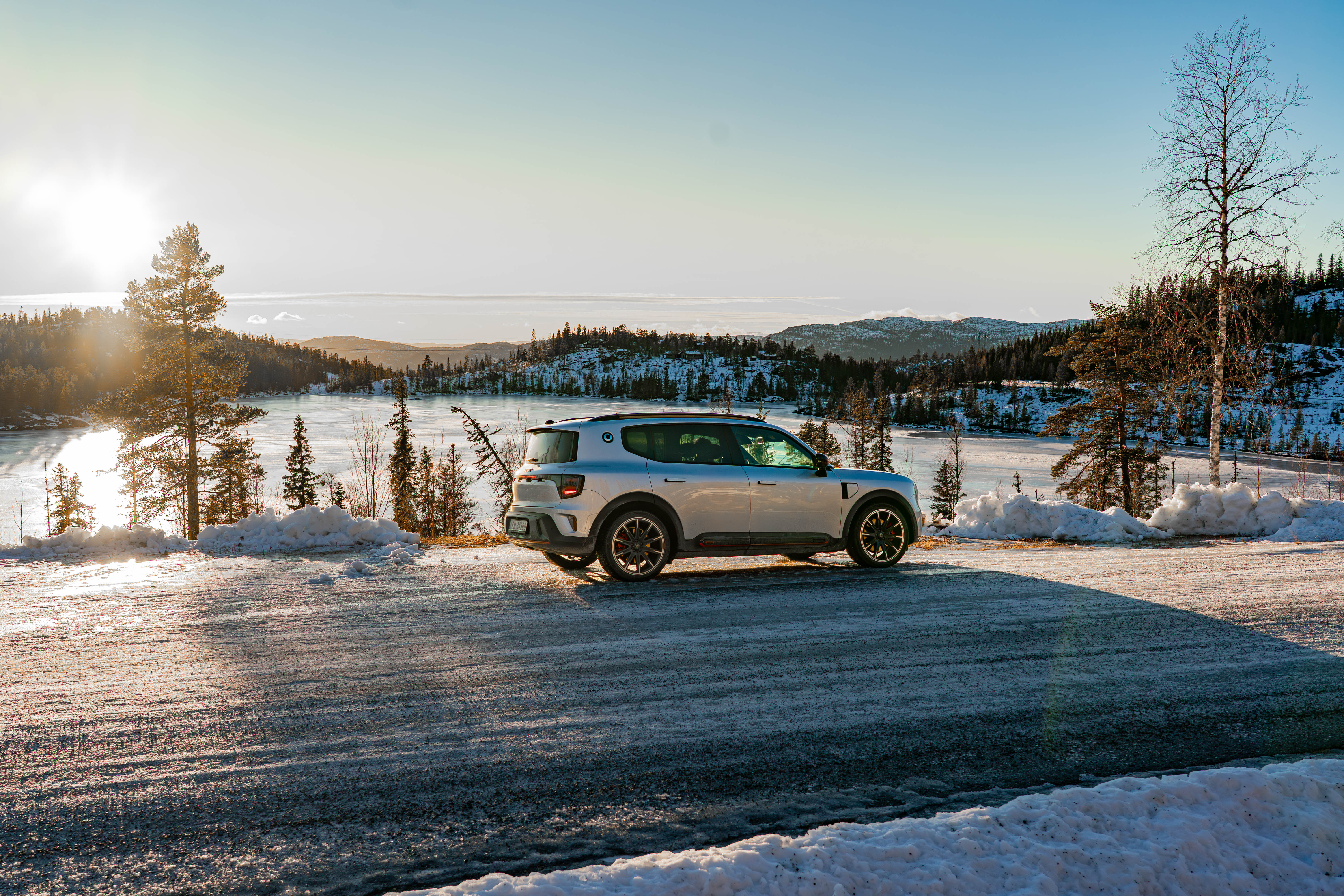 sølvgrå smart #5 kjører på vinterføre på fjellet i solnedgang