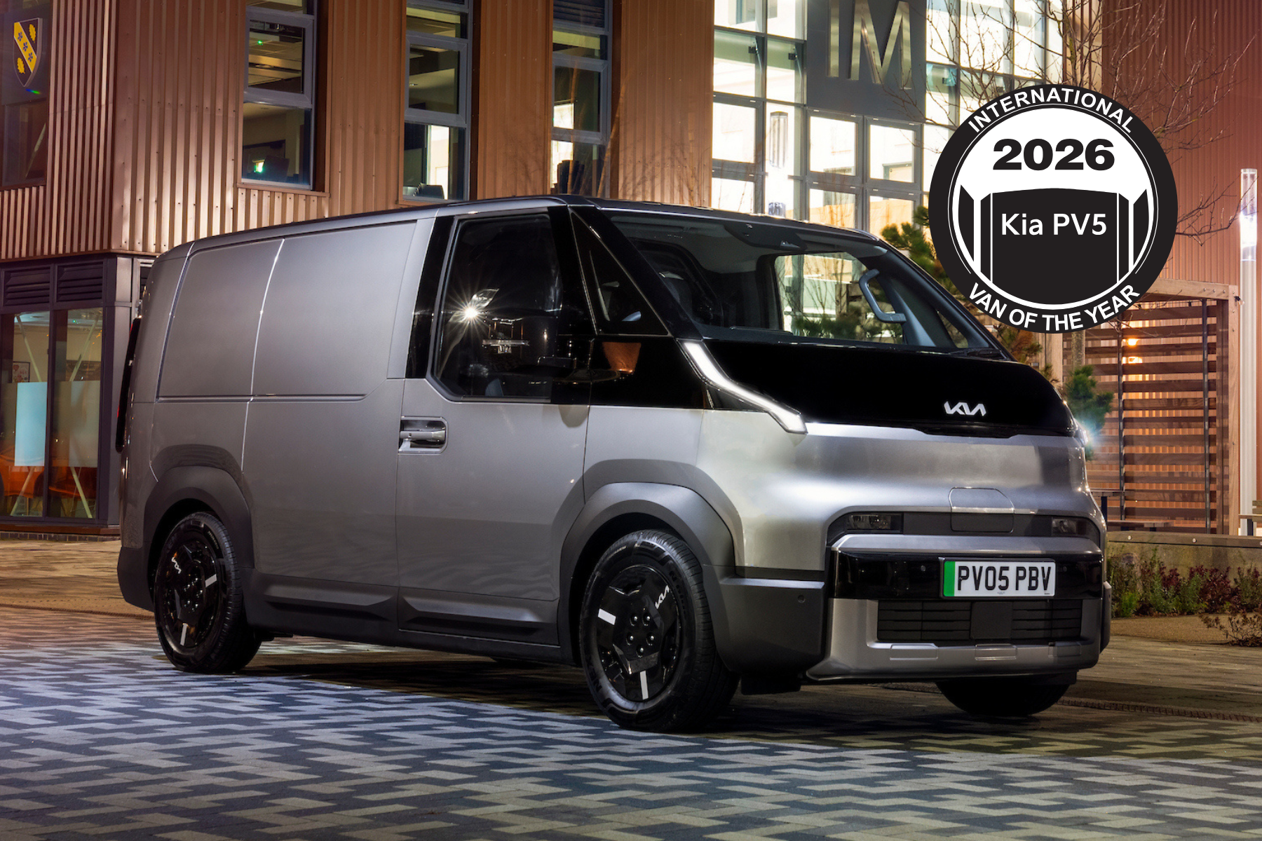 Kia PV5 varebil med årets varebil-emblem