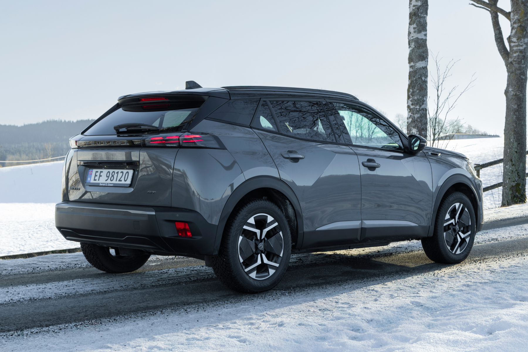 Peugeot E-2008 SUV sett fra siden på vinterføre