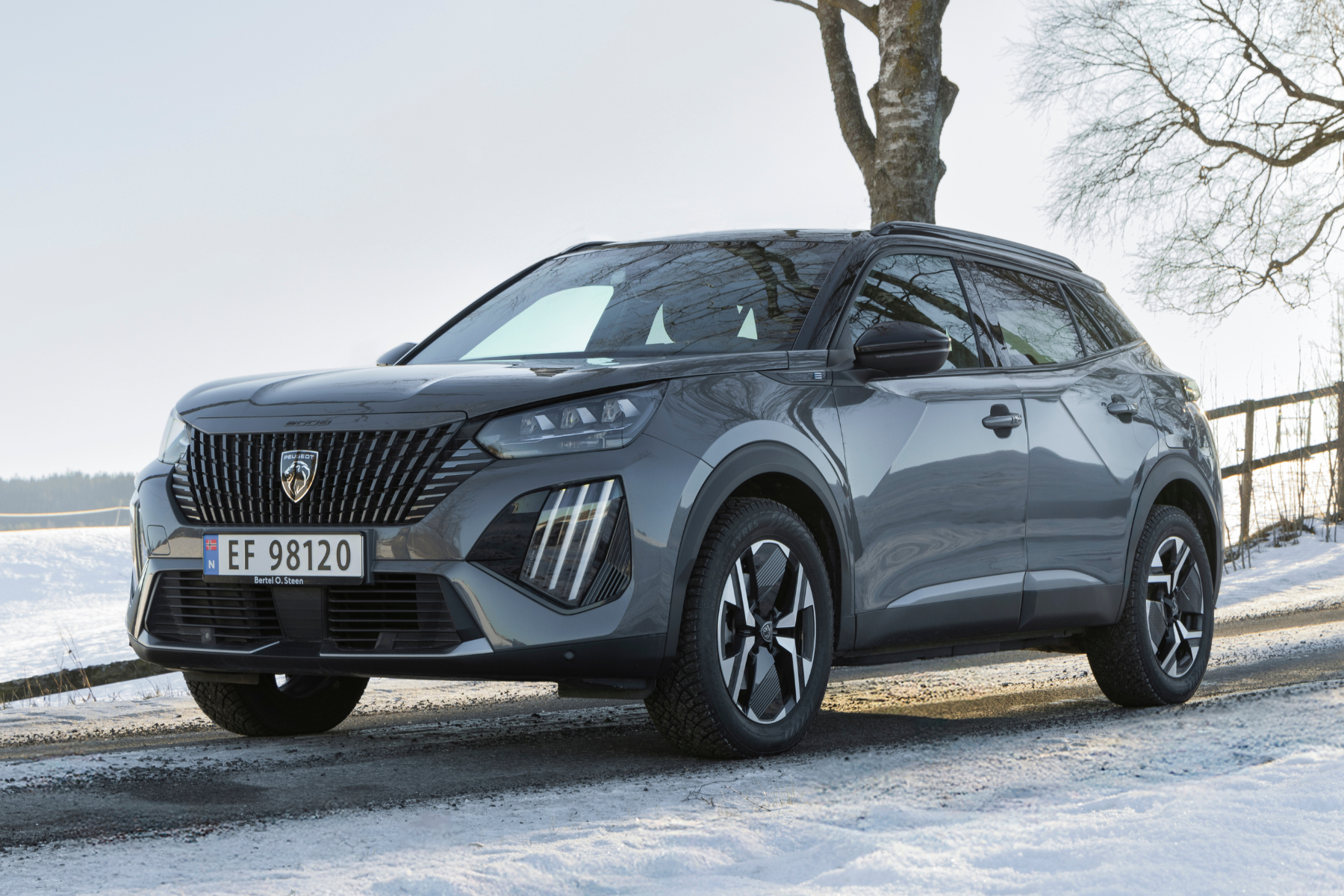 Peugeot E-2008 GT i grå metallic lakk