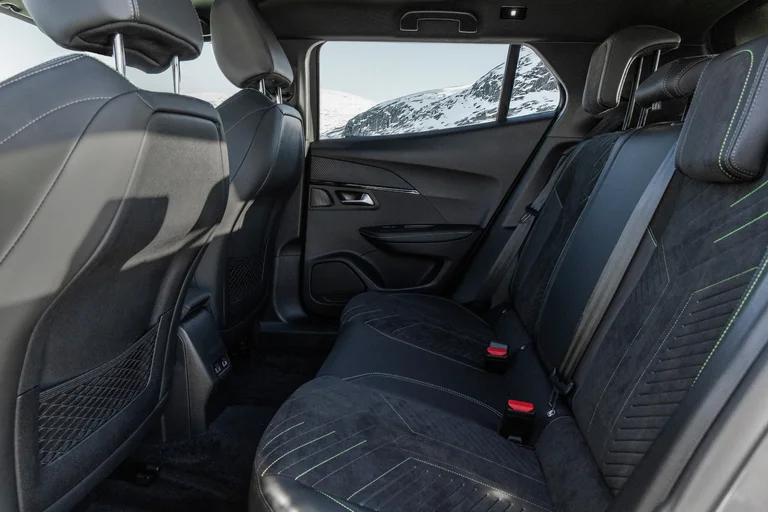 Bakseter på Peugeot E-2008 SUV