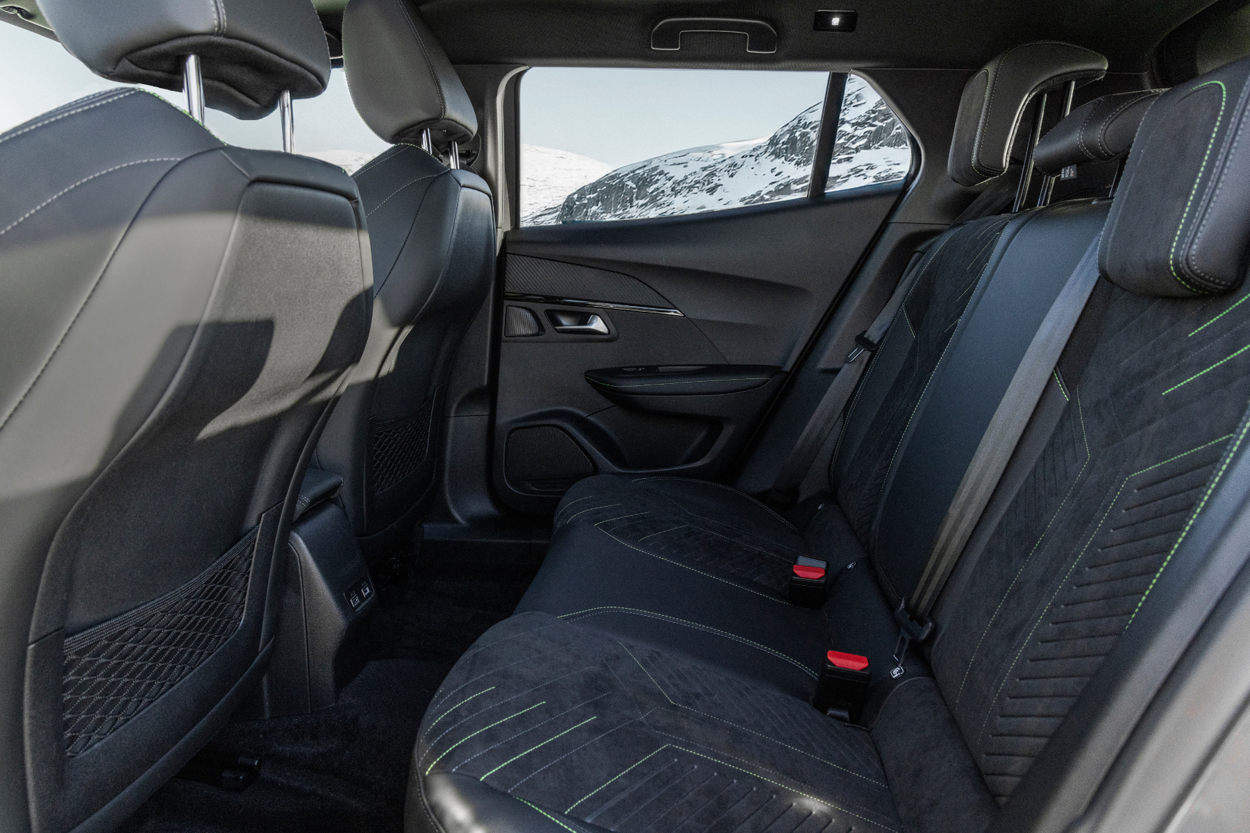 Bakseter på Peugeot E-2008 SUV