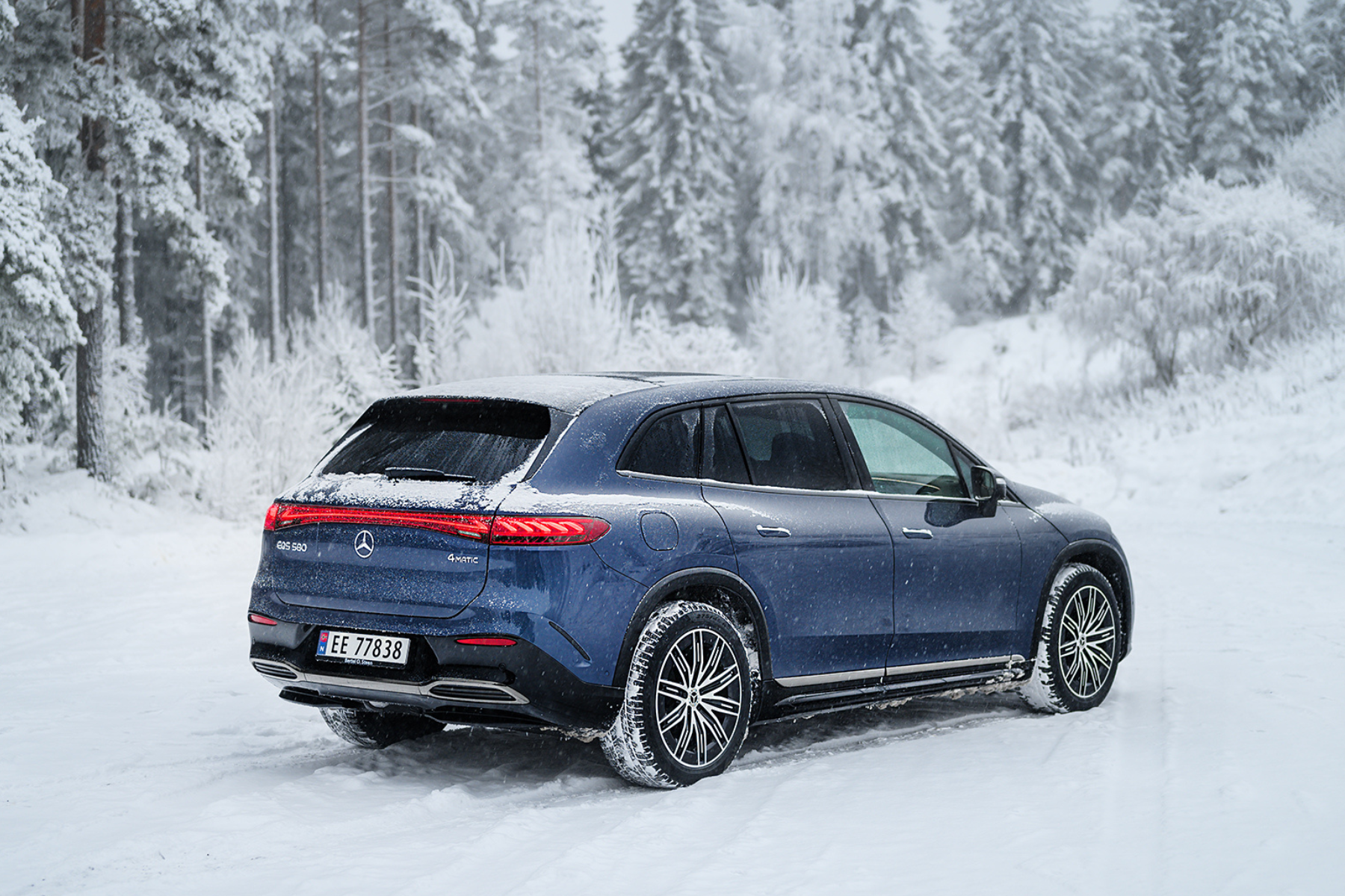 EQS 450 4MATIC i blå metallic lakk