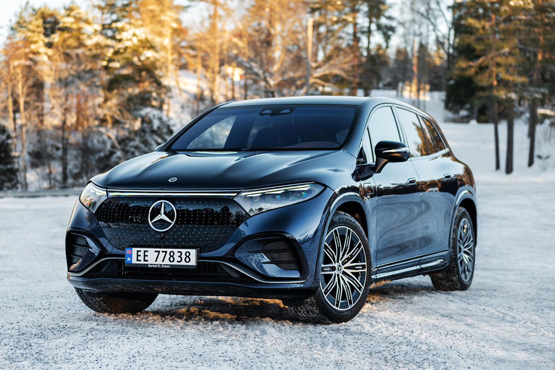 Mercedes-Benz EQS SUV i blå metallic lakk