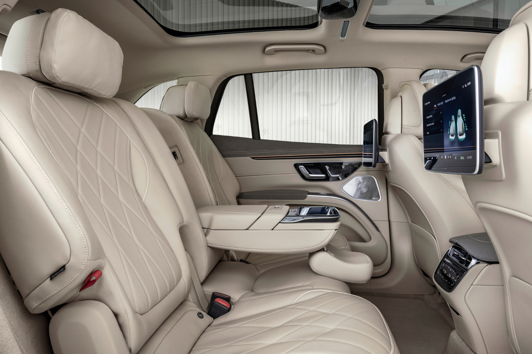 Bakseter og 2.seterad med infotainment og digitale skjermer