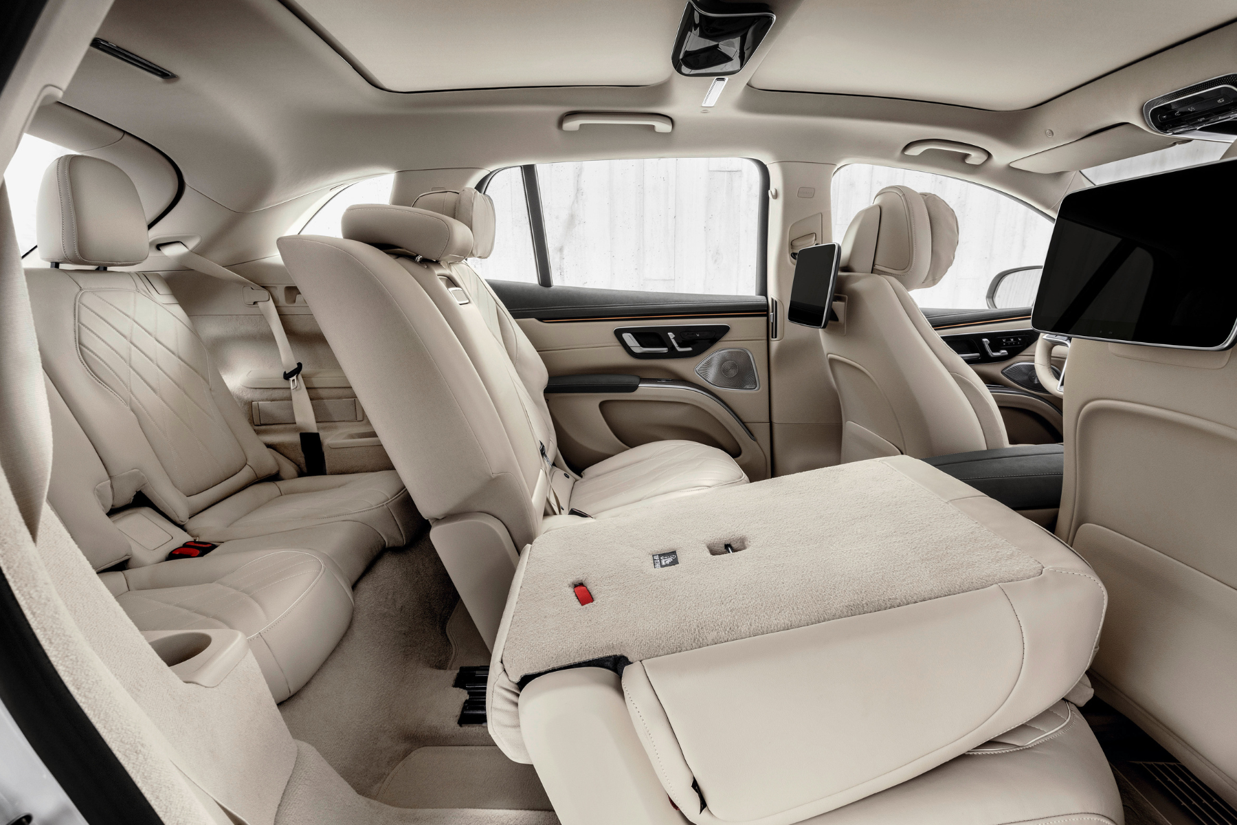 EQS SUV 7-seter med 2. og 3.seterad og beige interiør