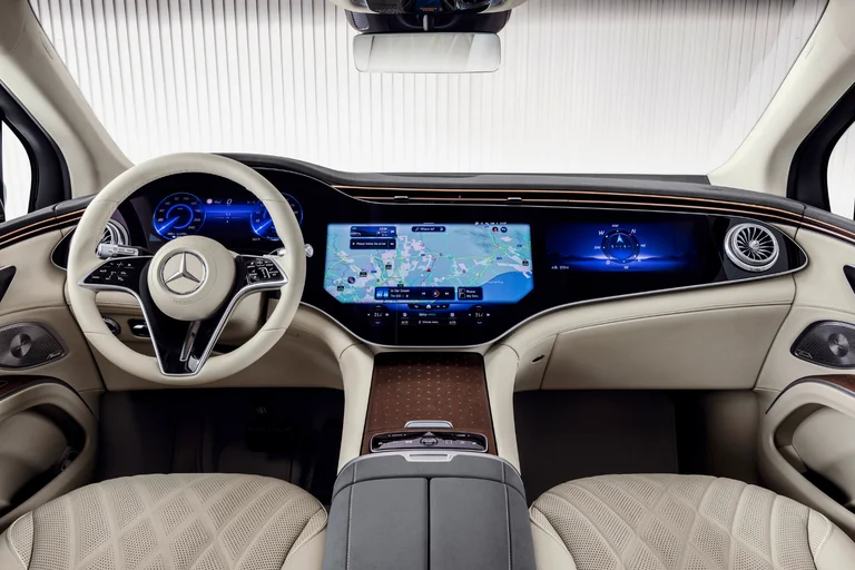 Førermiljø med MBUX Hyperscreen i EQS SUV