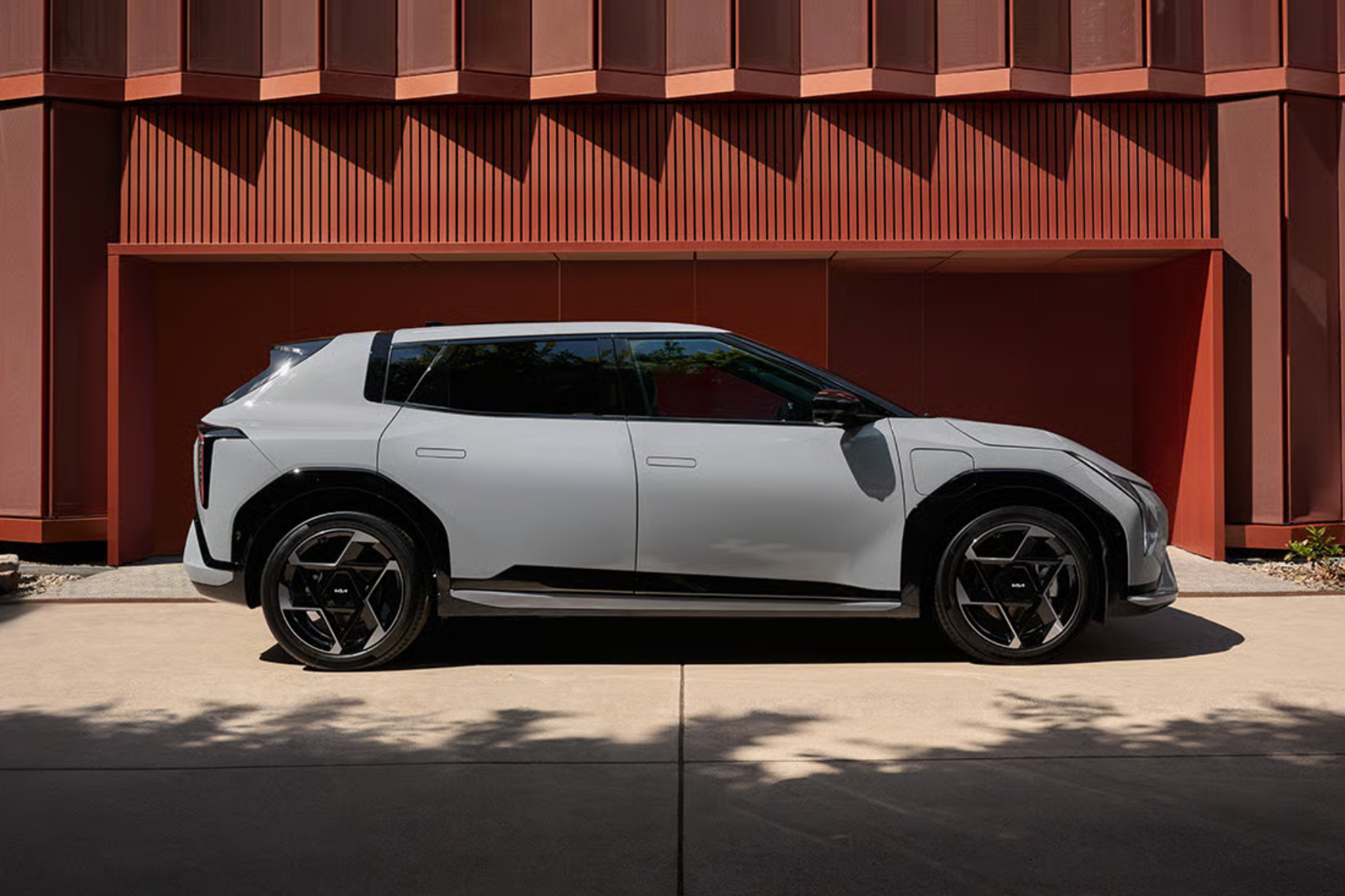 Kia EV4 i grå metallic lakk