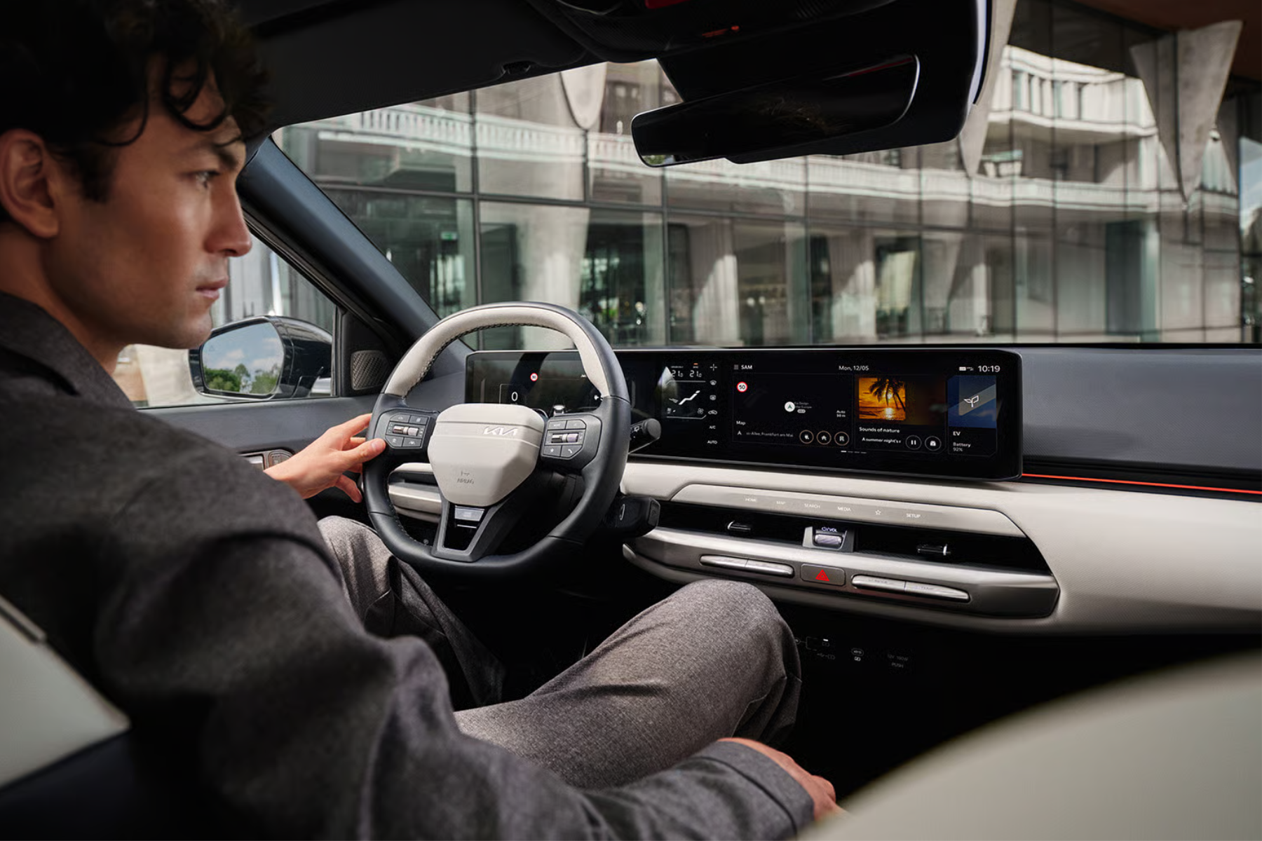 Nye Kia EV4 Kombi med sjåfør som kjører