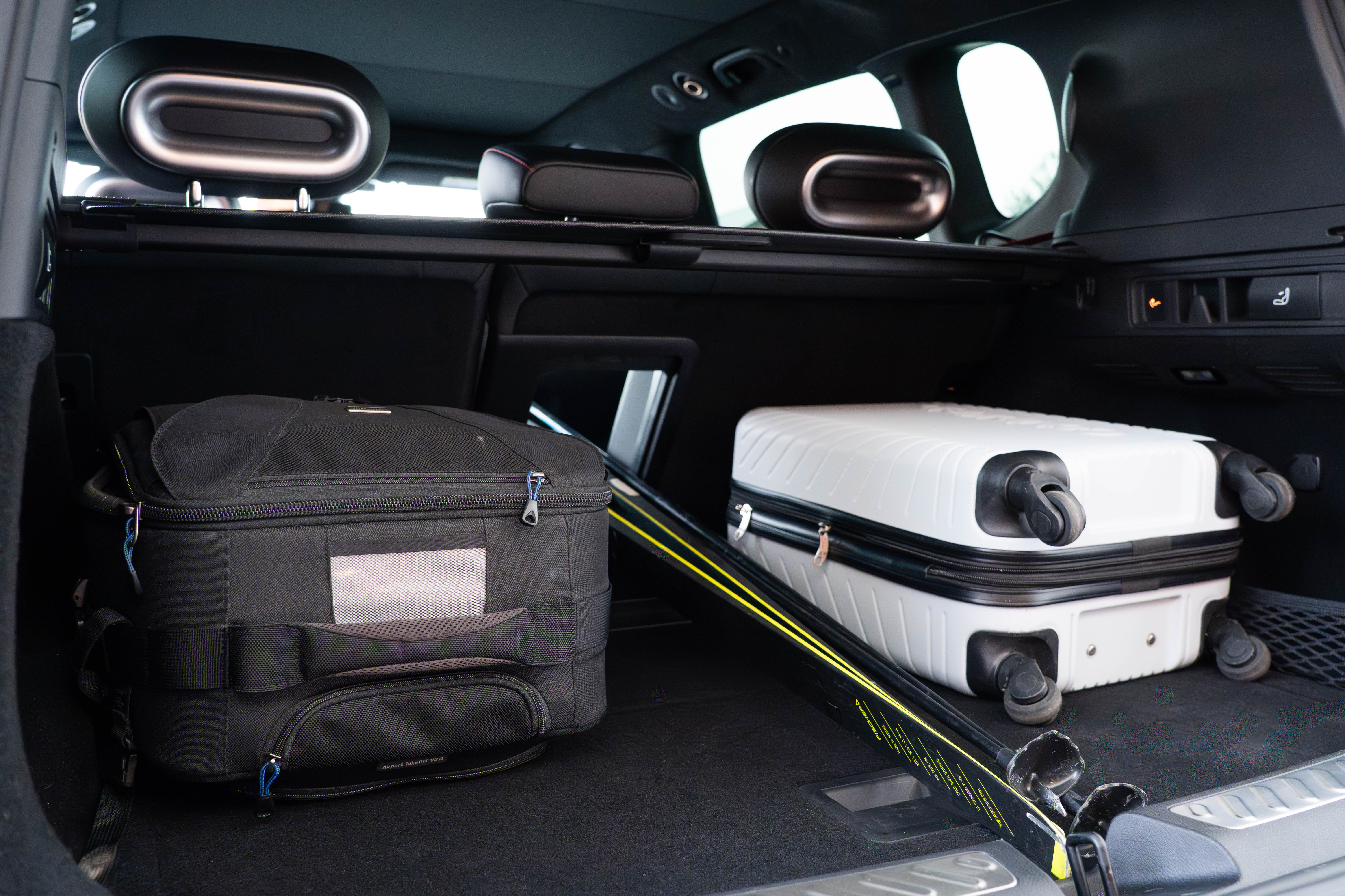 Bagasjeromsplass og størrelse på smart #5 med kofferter og ski