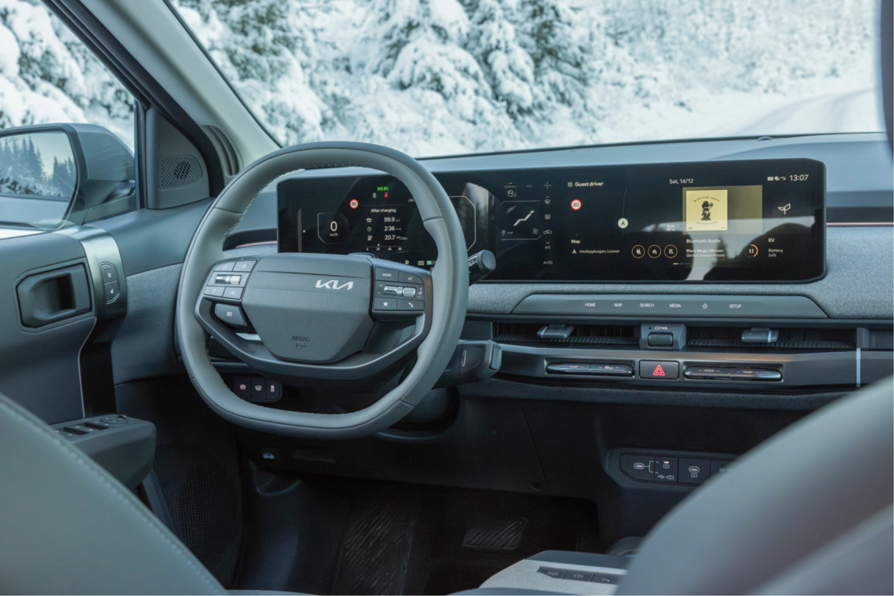 Intuitiv og praktisk førermiljø i Kia EV3 med fysisk knapper