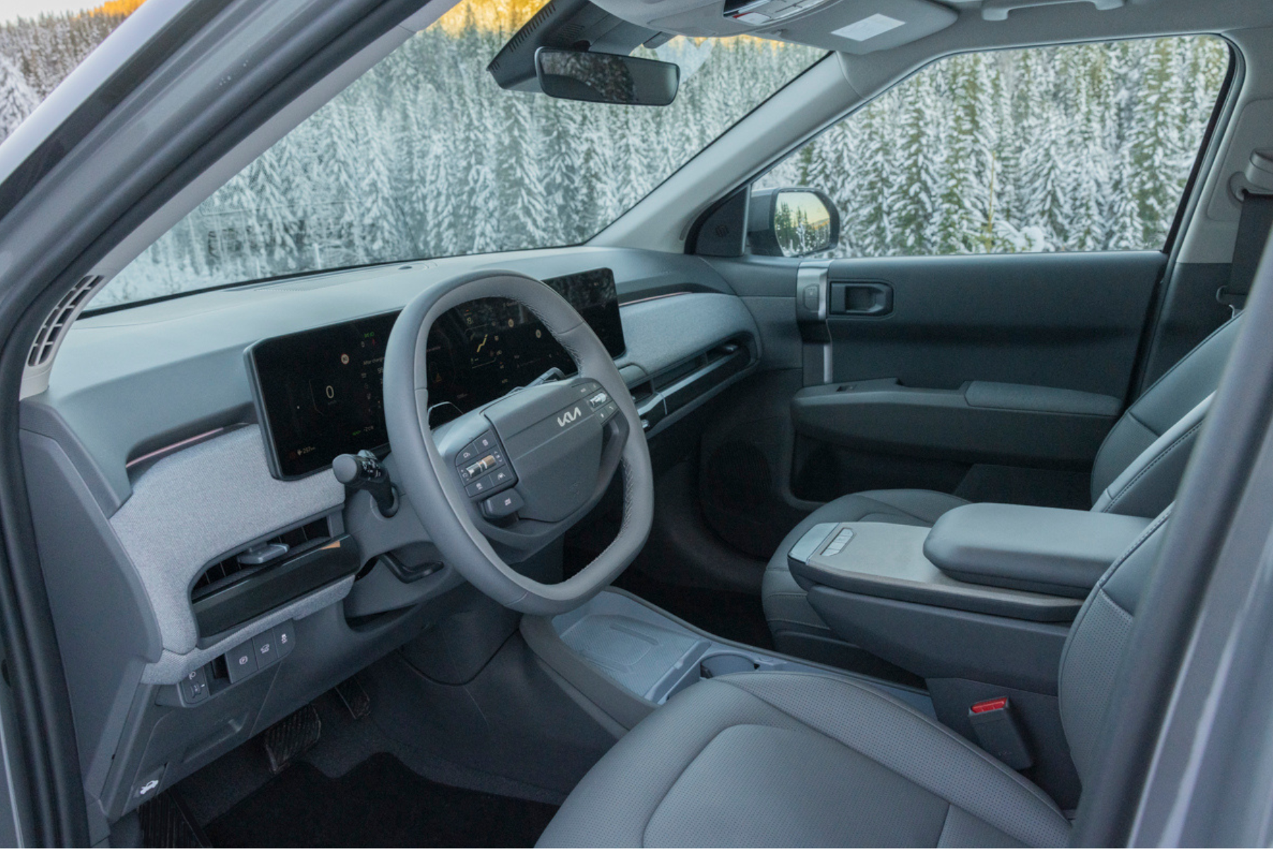 Kia Ev3 interiørdesign med grå skinnseter