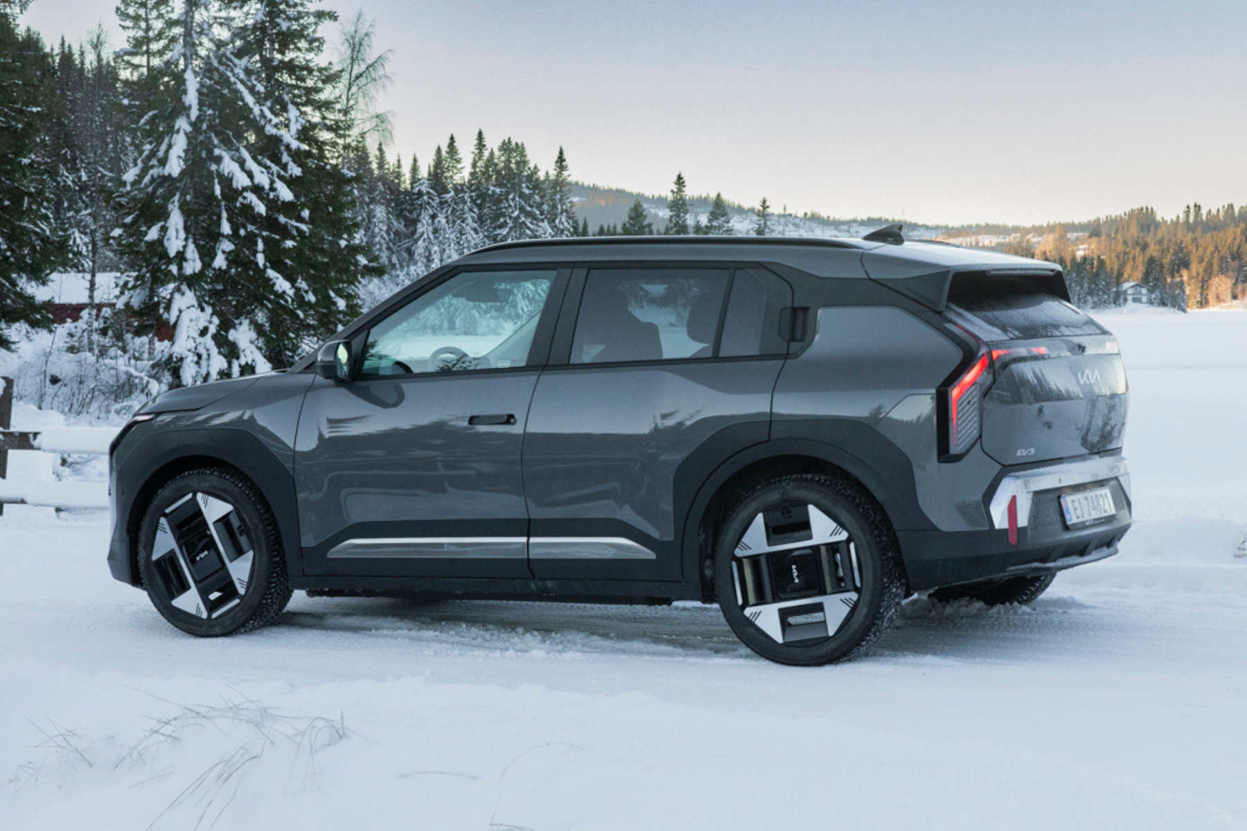 Kia EV3 kompakt-SUV sett fra siden