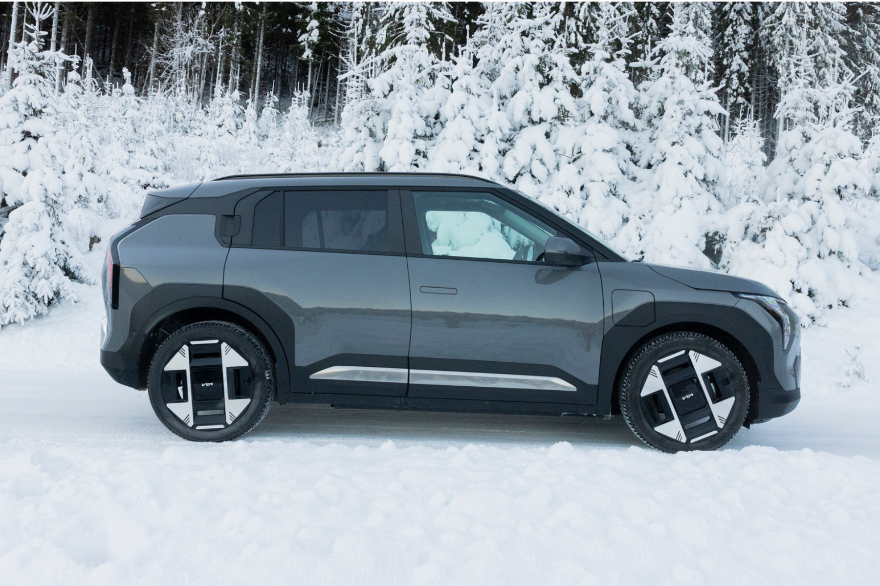 Kia EV3 i sølvgrå metallic lakk