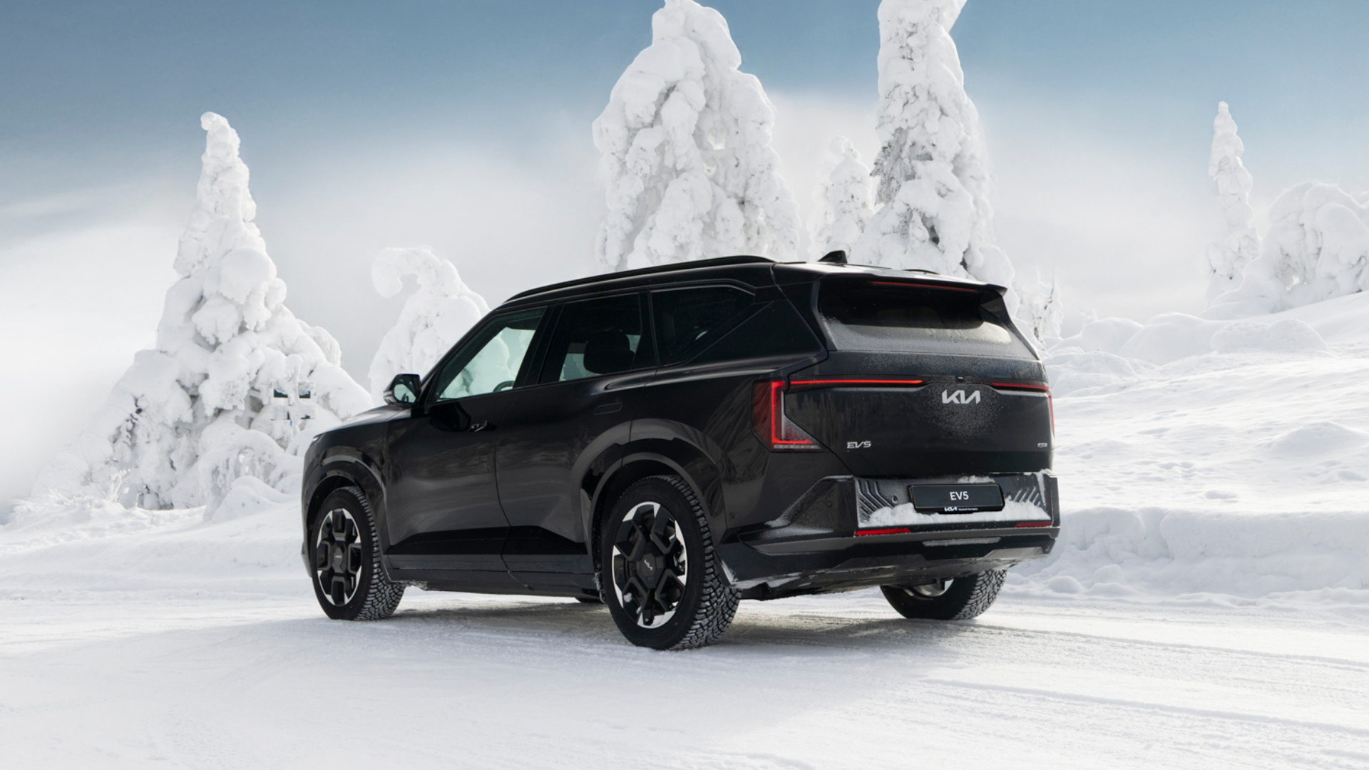 Kia EV5 Long Range med firehjulstrekk i svart metallic lakk