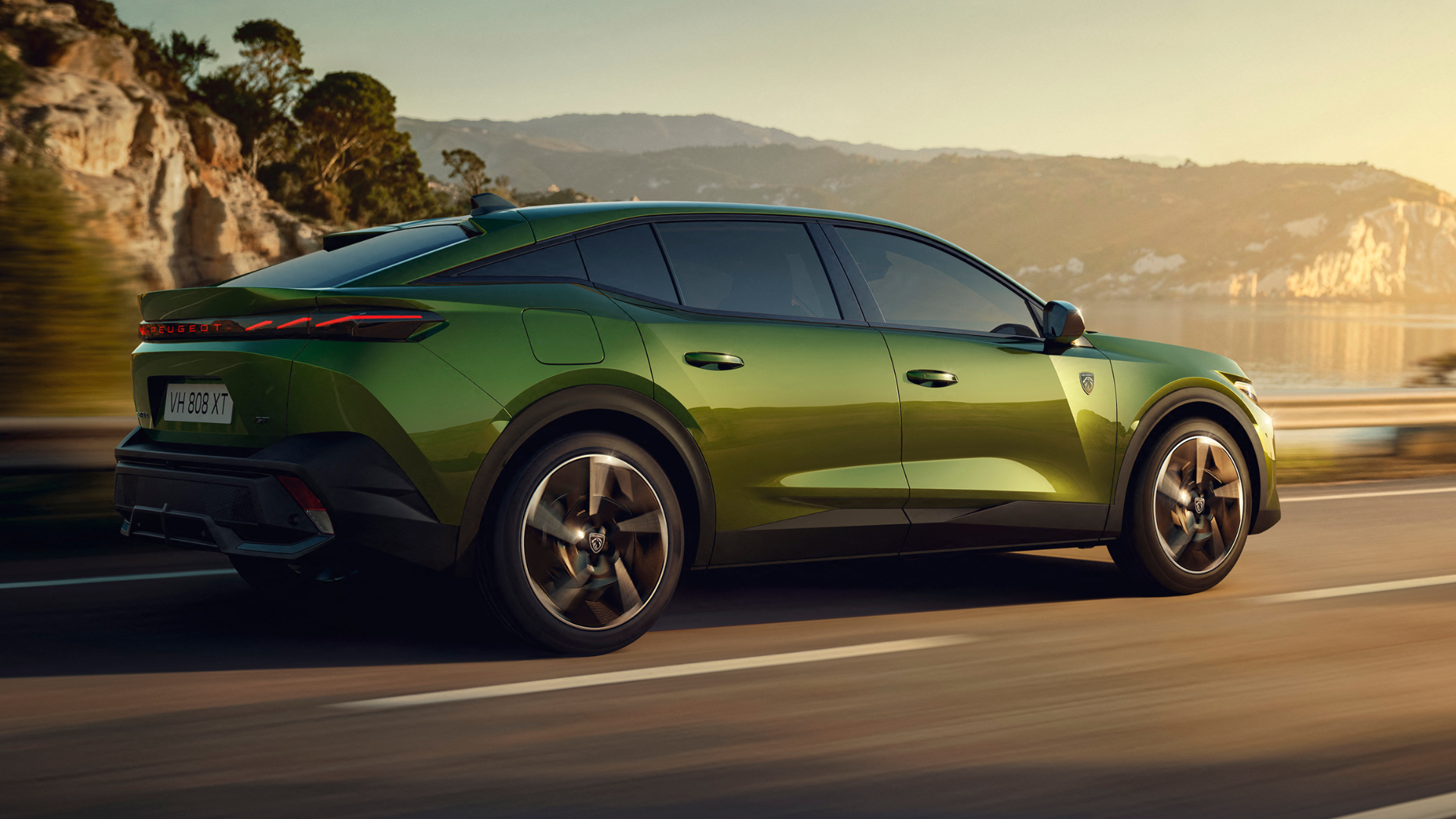 Nye Peugeot E-408 fastback i grønn metallic lakk sett fra siden.