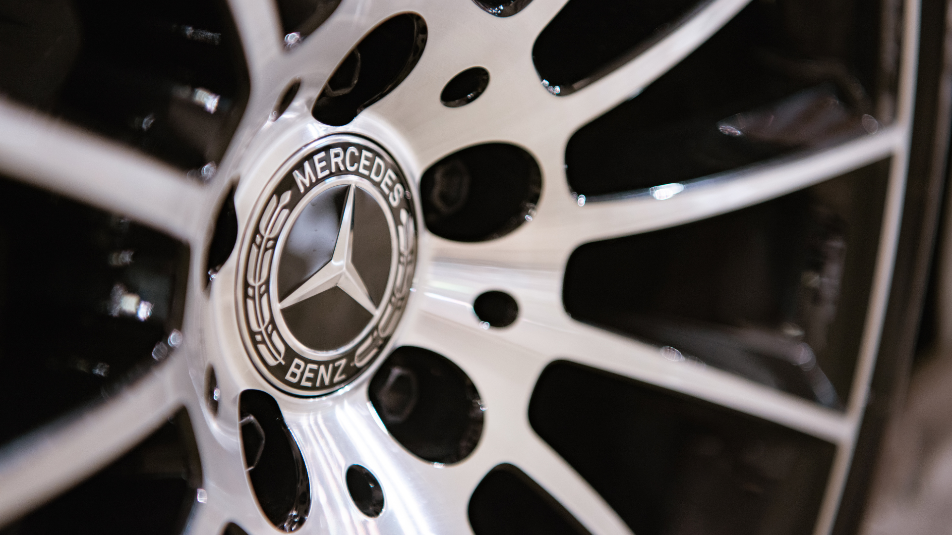 Sommerdekk med sommerfelger som skinner