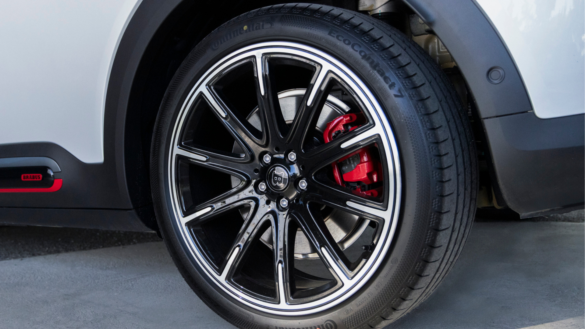 Dekk med riktig dekktrykk hindrer dekkslitasje