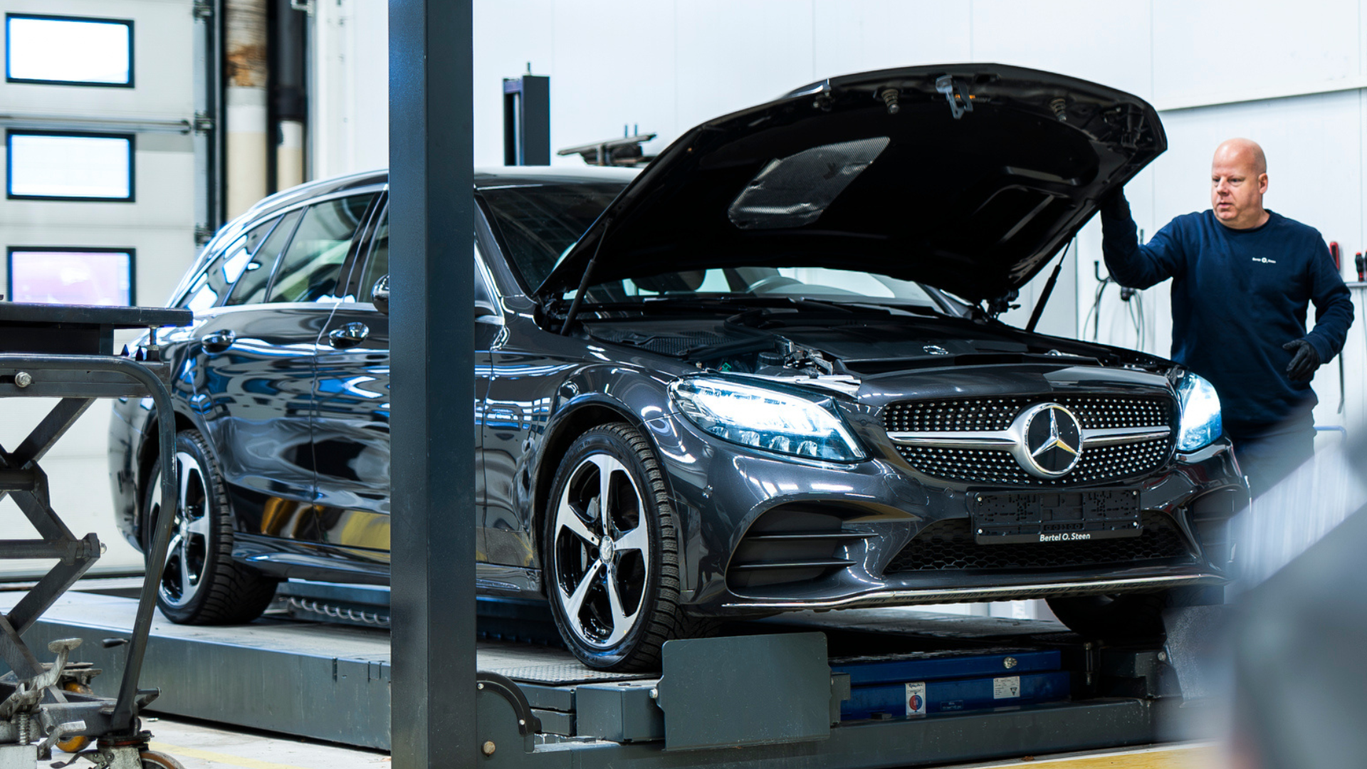 En eldre Mercedes-Benz på service i Oslo