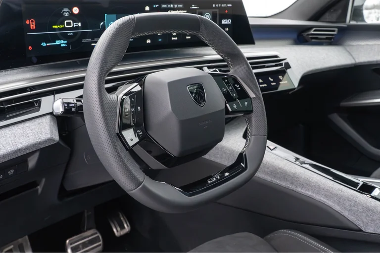 Peugeot E-5008 med sportsratt i skinn