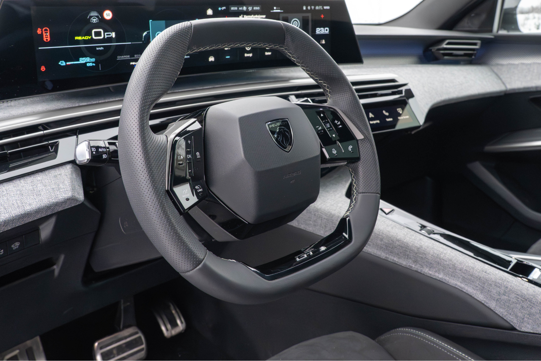 Peugeot E-5008 med sportsratt i skinn