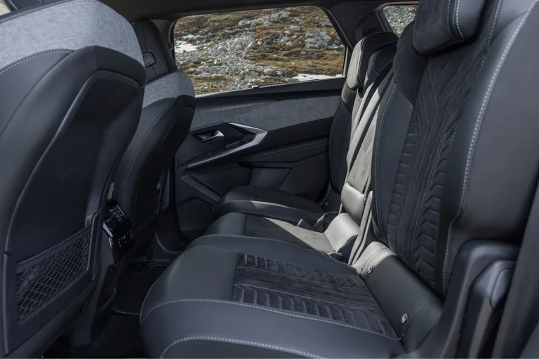 Bakseter i Peugeot E-5008 SUV