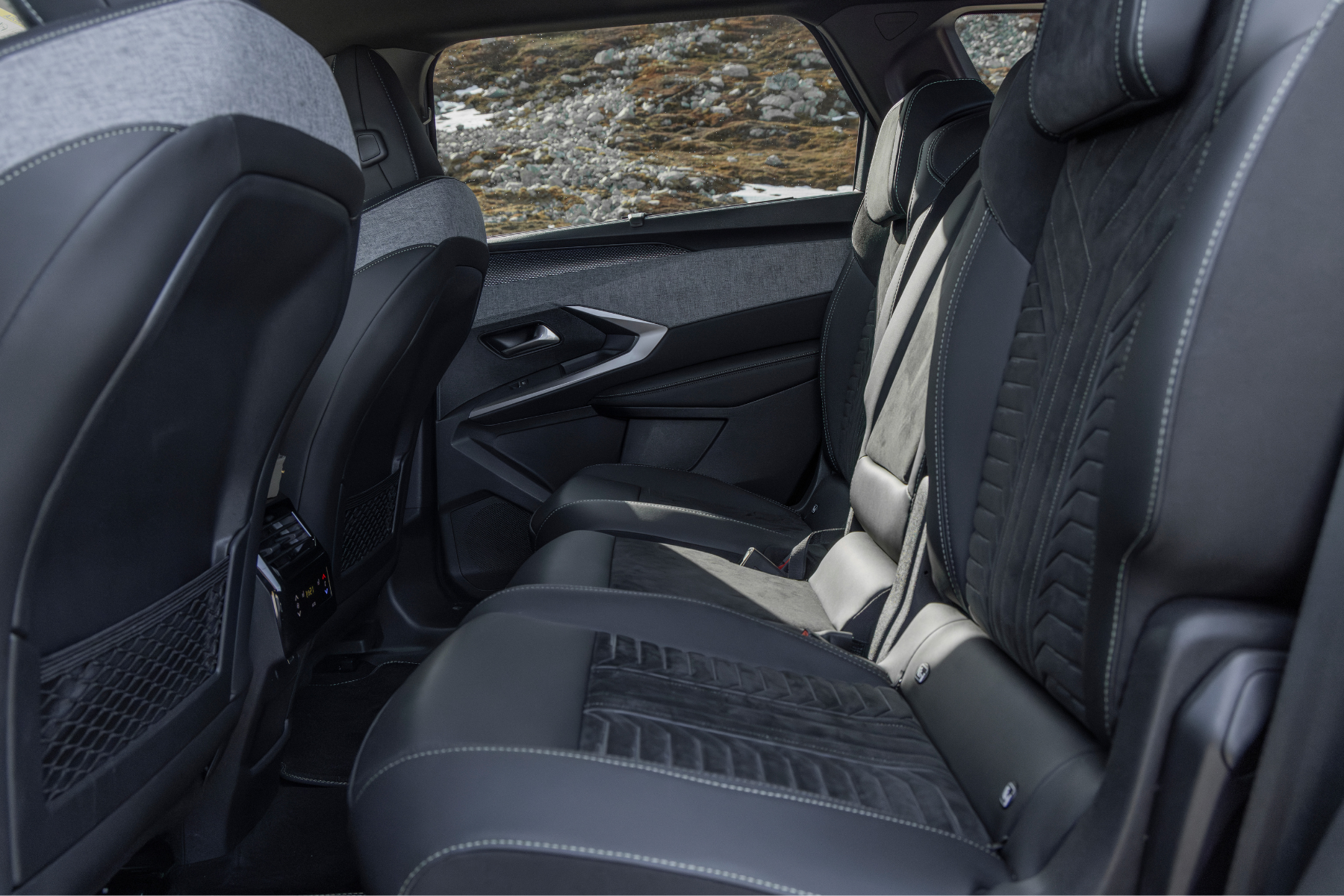 Bakseter i Peugeot E-5008 SUV