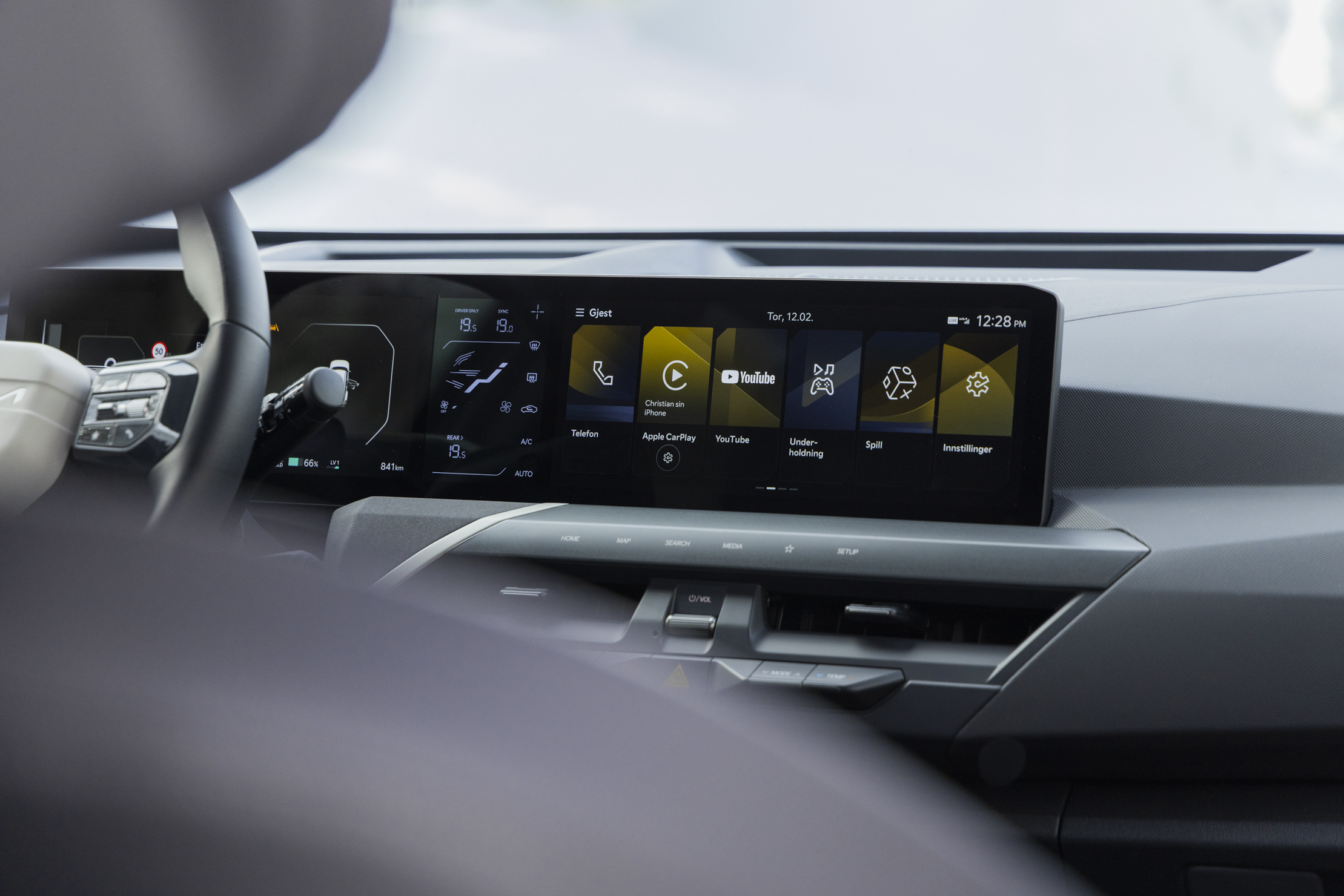 store skjermer supplert med fysiske knapper