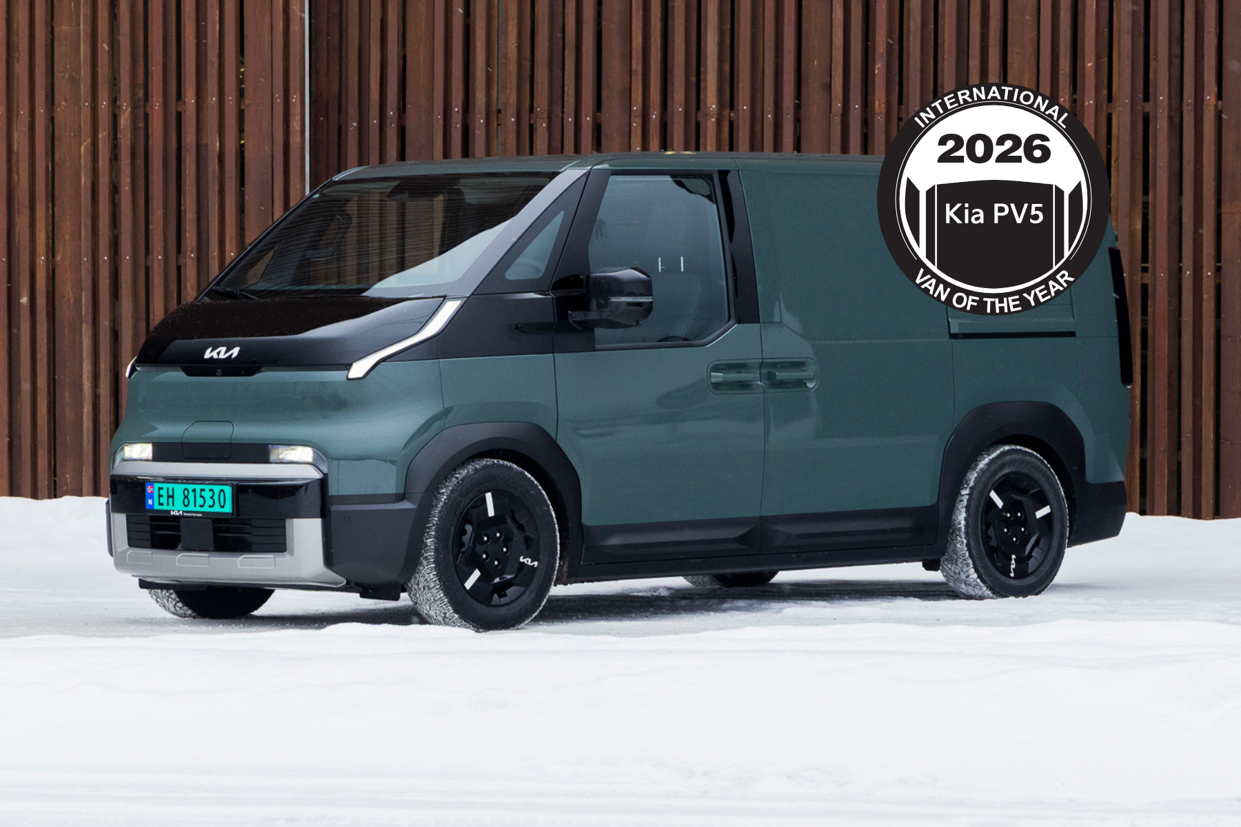 Kia Pv5 varebil i grønn metallic lakk med årets varebil 2026 merke