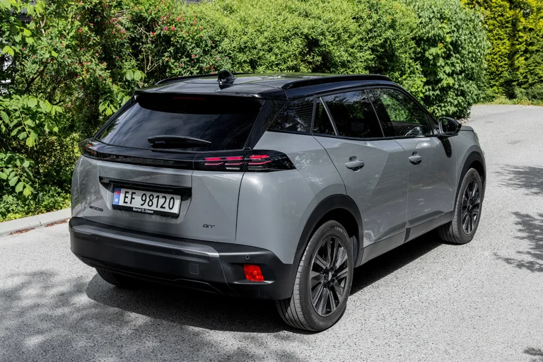 Peugeot E-2008 SUV i grå metallic lakk på norske bilskilter