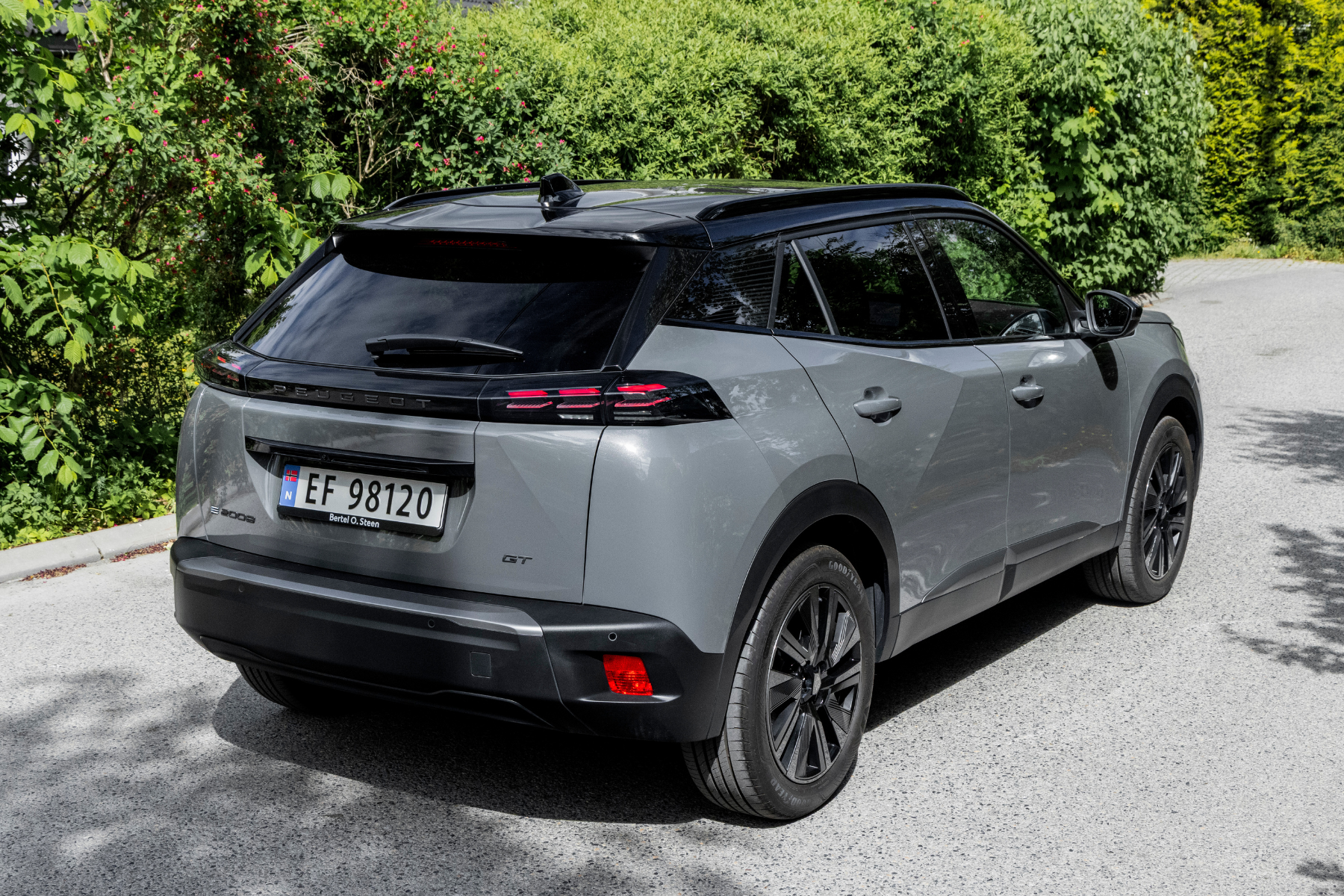 Peugeot E-2008 SUV i grå metallic lakk på norske bilskilter