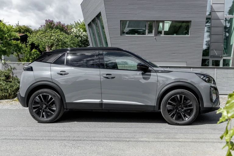 Norsk Peugeot E-2008 SUV sett fra siden