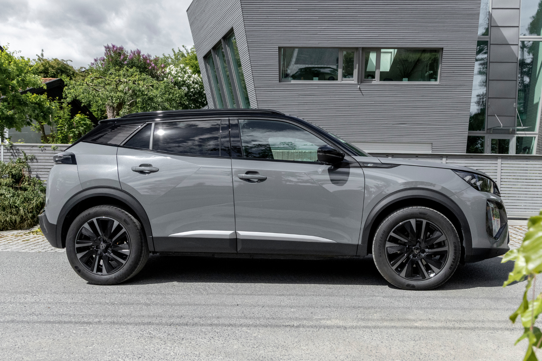 Norsk Peugeot E-2008 SUV sett fra siden