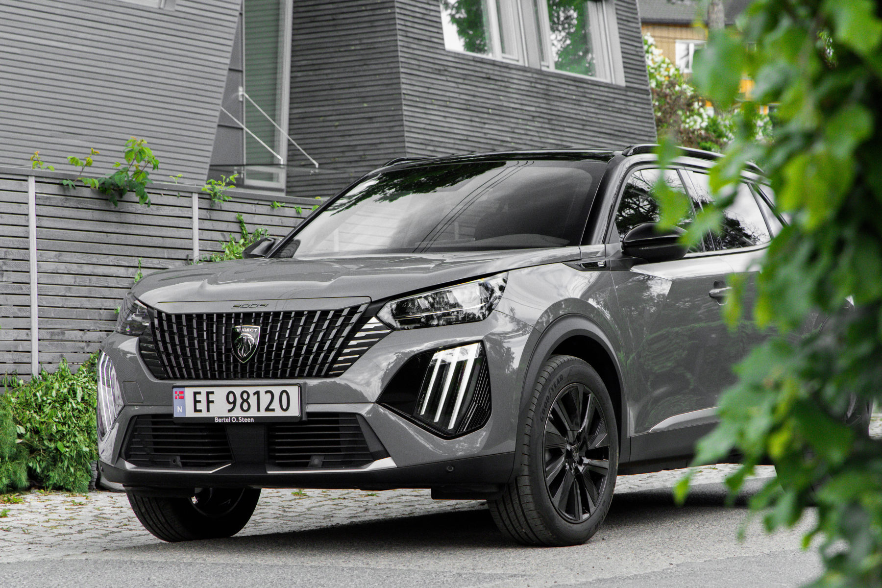 Peugeot E-2008 med norske skilter