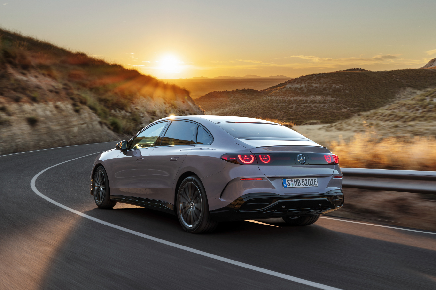 Mercedes C 400 4MATIC elektrisk i solnedgang