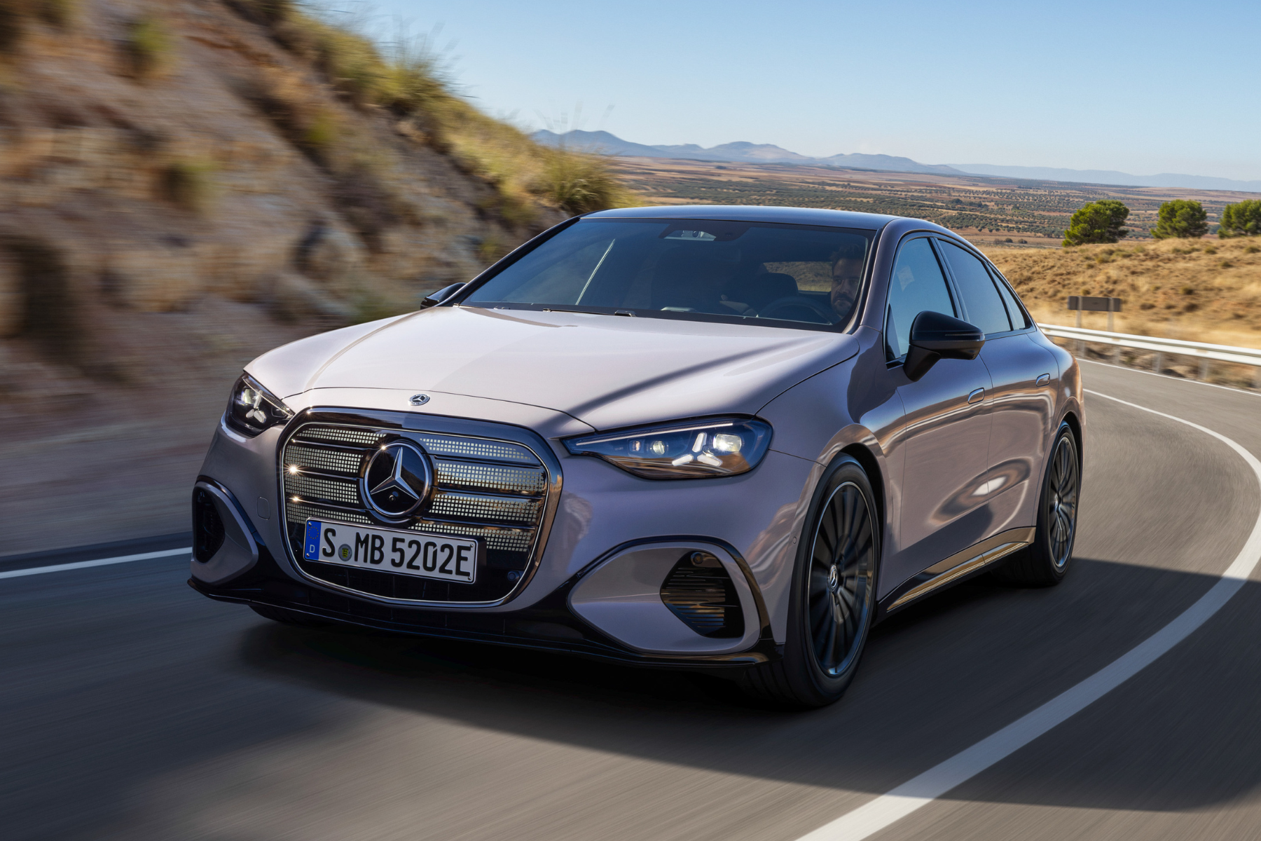 Nye Mercedes-Benz C-Klasse elektrisk grill og frontdesign