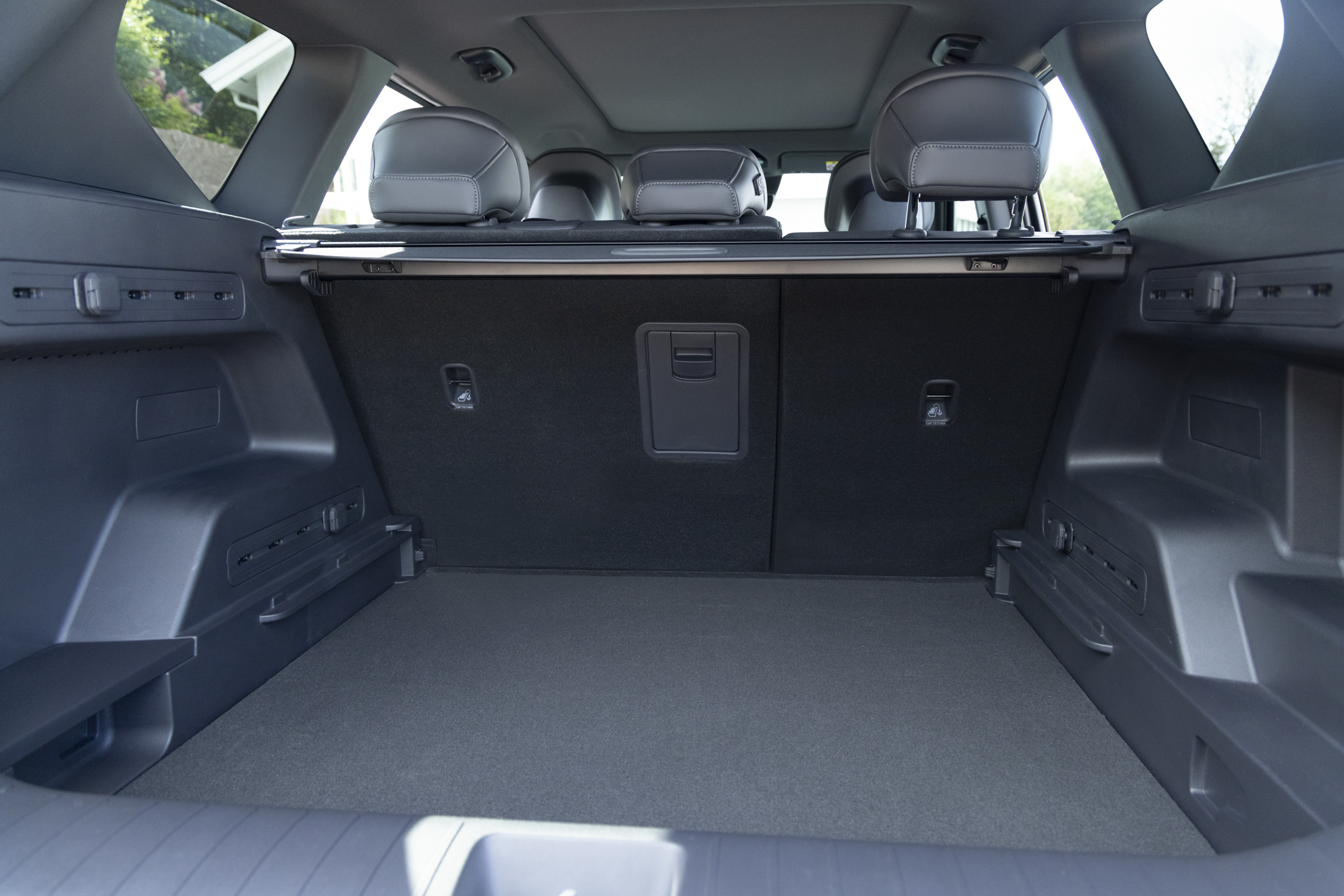 Bagasjerom på Kia EV5 med bakplate fjernet