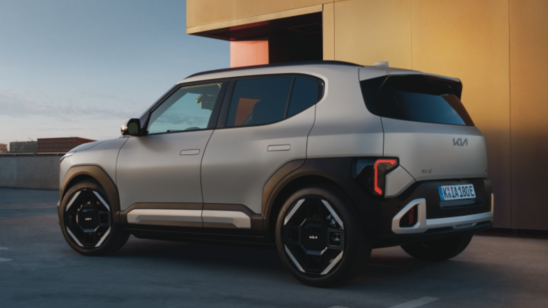 Kia EV2 GT-Line i grå metallic lakk