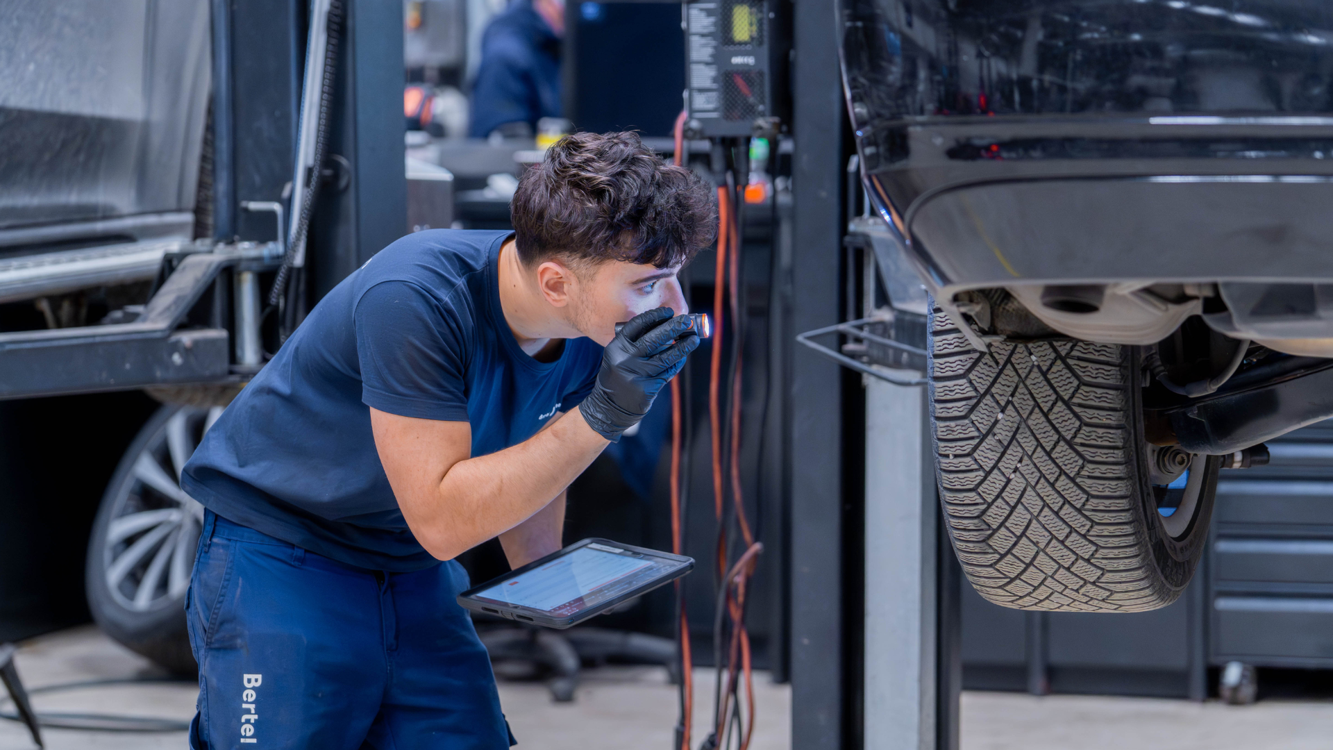 Mekaniker sjekker bremser og hjuloppheng på EU-kontroll