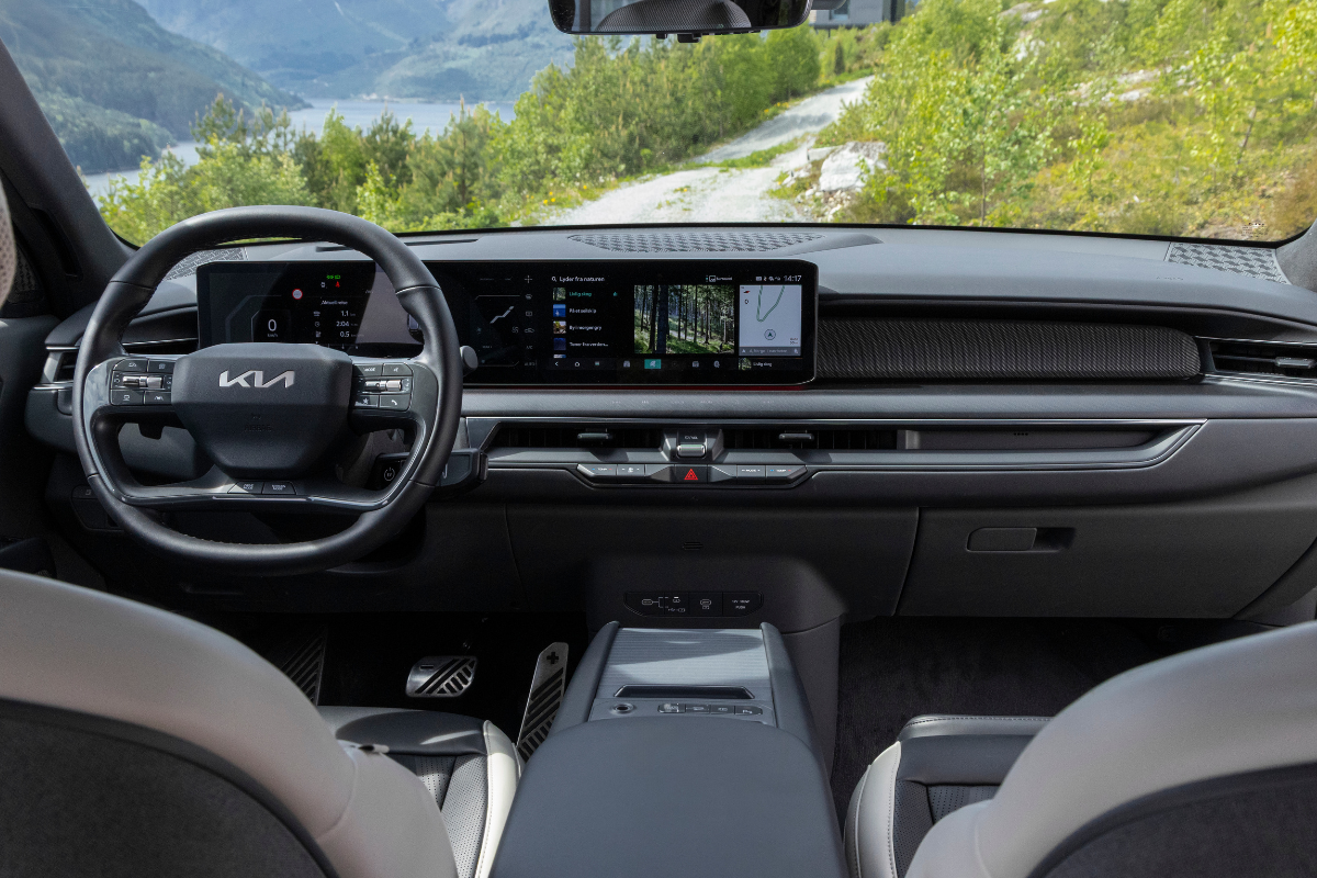 Kia EV9 førermiljø med GT-Line skinnseter
