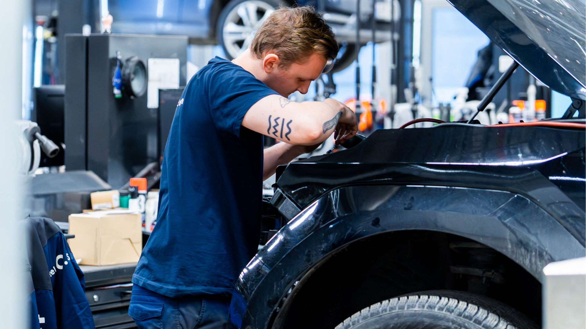 Mekaniker sjekker motorrommet på en EU-kontroll