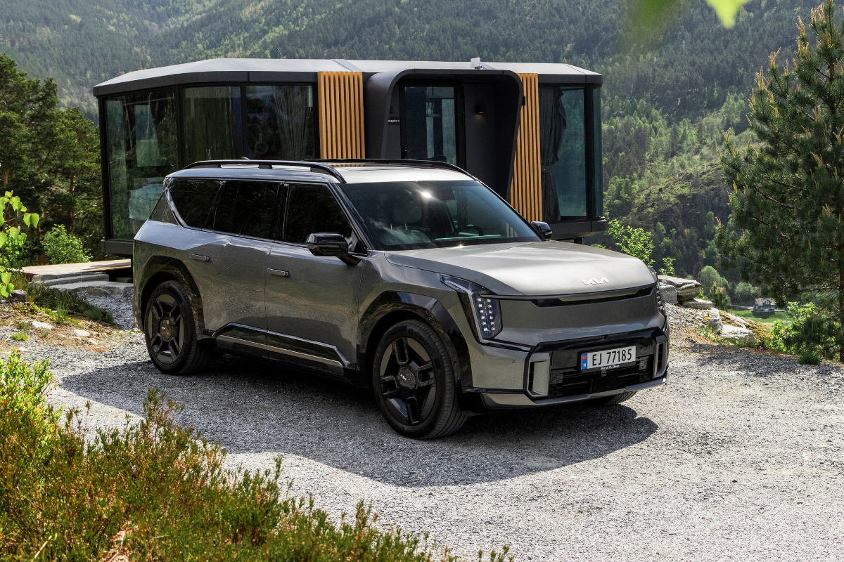 Kia EV9 GT-Line parkert foran en hytte på fjellet