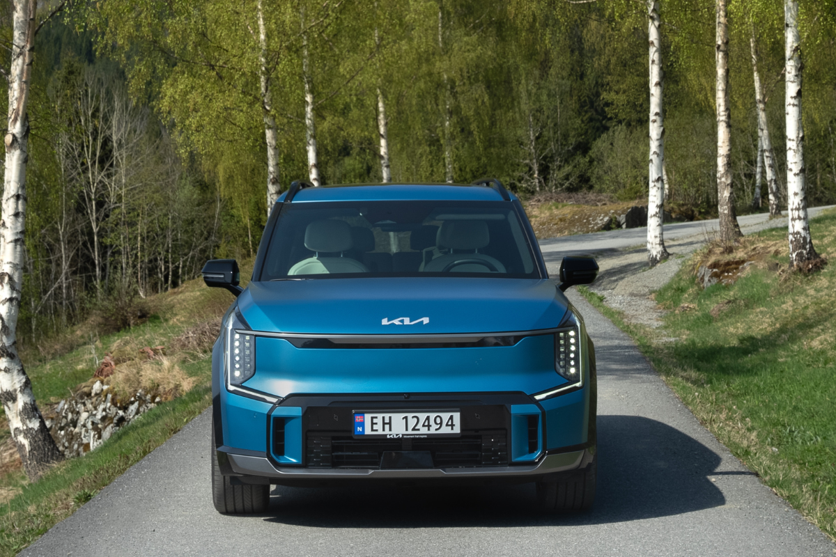 Kia EV9 GT-Line i blå metallic lakk sett forfra