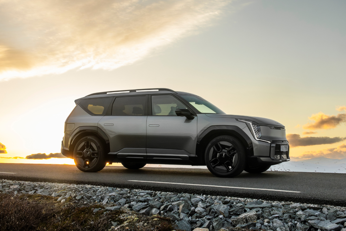 Nye Kia EV9 GT-Line i sølvgrå metallic sett fra siden