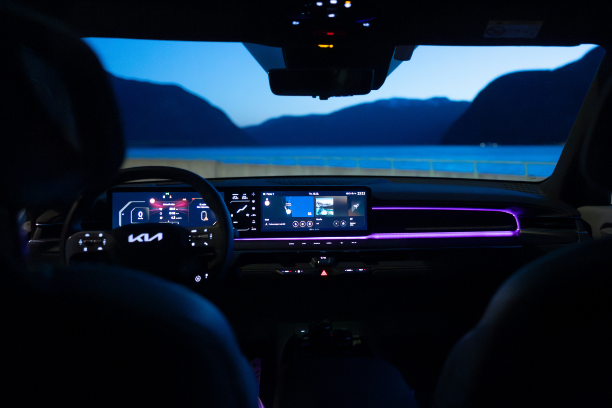 Kia EV9 i skumringen med stemningsbelysning i interiøret