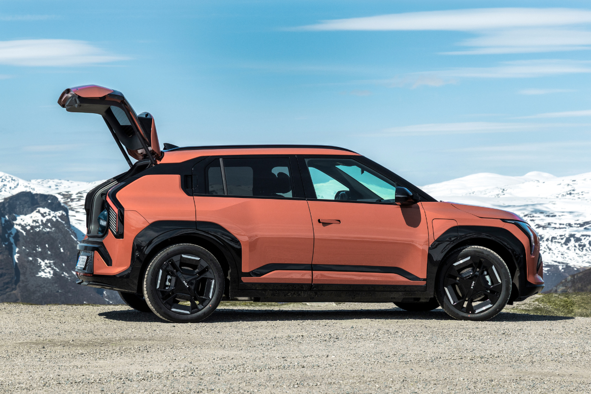 Kia EV3 sett fra siden i fjellandsskap