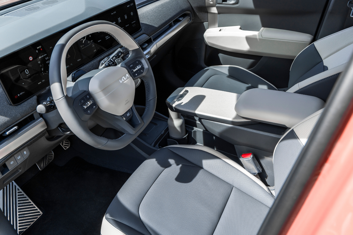 Førersete i skinn og armlene på Kia EV3