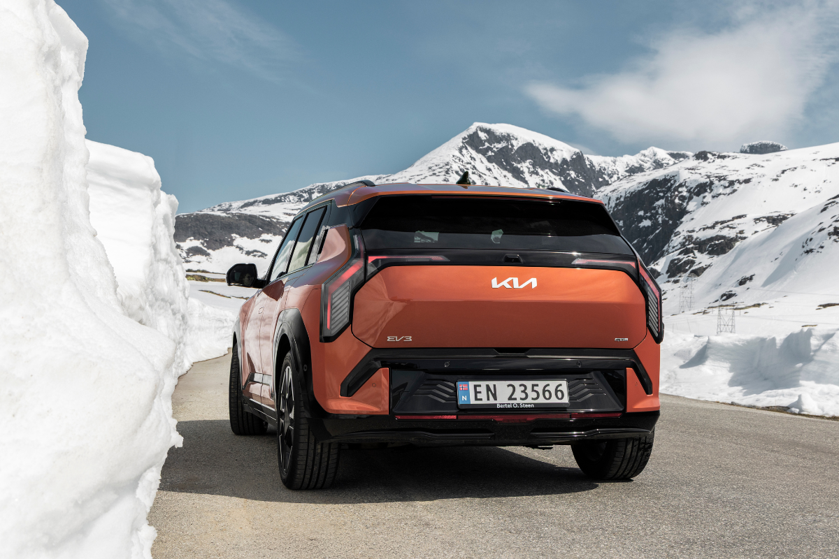 Kia Ev3 sett bakfra med snødekte fjell i bakgrunnen